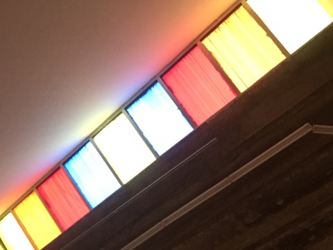 空间中红、黄、蓝三种颜色的玻璃天窗
