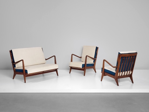 左：吉奥·蓬蒂 《沙发　型号516》 80×119×78cm  胡桃木，布料 1950

估价：7万-10万港元

右：吉奥·蓬蒂 《扶手椅一对　型号 516》 81.5x62.5x79.5cm 胡桃木，布料 1958

估价：7万-10万港元

 
