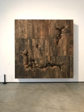 恩里克·奥利维拉《有开口的盒子》280×280×40cm 木材 2014 
