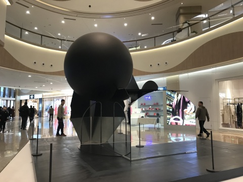 刘韡《迷局-ε》600 x 600 x 480cm 钢、镜子、铝合金 2014-2017
