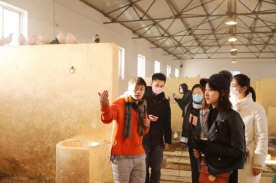 艺术家李怒（左一）在为观众介绍展览

 
