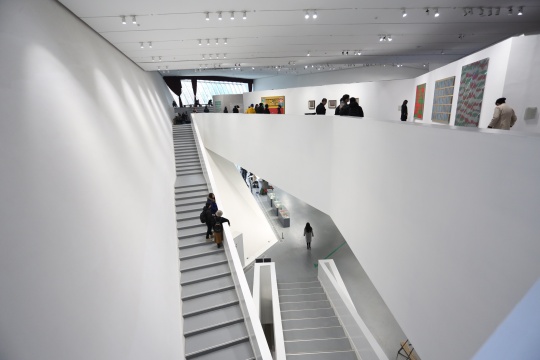万林艺术博物馆以斜面为主的内部建筑结构
