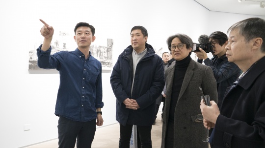 艺术家吴昊（左一）在现场导览