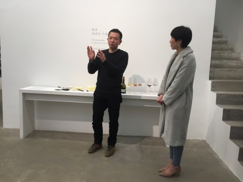 艺术家刘波伦与指纹画廊负责人之一郝听在开幕现场
