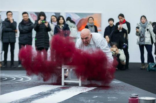 1月31日，尼格尔.罗尔夫在红砖美术馆现场表演行为艺术《不和谐》

