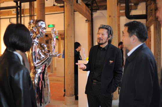 艺术家王艺为泉州市副市长肖汉辉先生介绍新作《自我》
