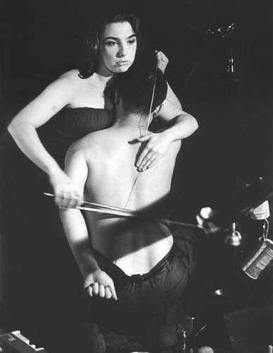 白南准《人类大提琴》 1965
