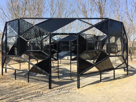 《盲亭》，2003，装置，钢、 黑色玻璃、透明玻璃，250×750×750cm
