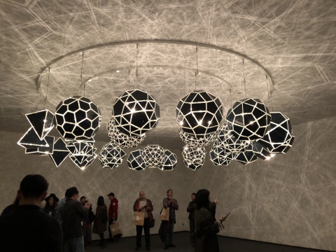 《声音银河》， 2012，装置， 不锈钢、镜子、 卤素灯 、装置由27盏灯组成每盏灯直径58-70cm 
