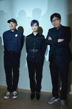 从左至右：艺术家张鼎、李宇春、艺术家徐震
