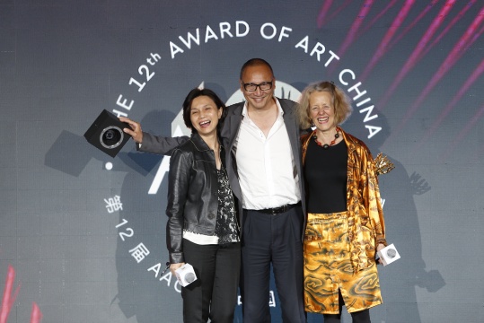 第12届AAC艺术中国评委赖香伶（左）芭芭拉·伦敦（右），年度艺术出版物大奖得主朱青生（中）
