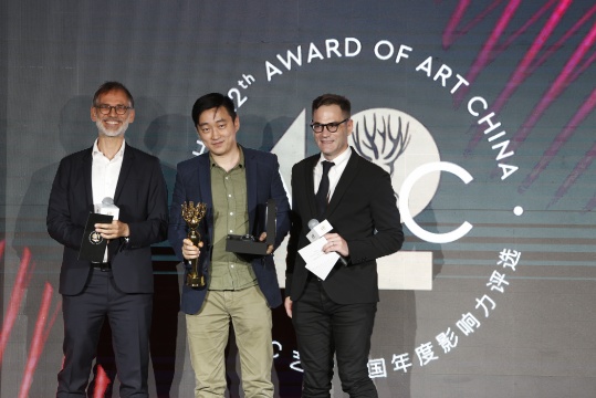 第12届AAC艺术中国评委马可·丹尼尔（左）、田霏宇（右）年度策展人得主冯博一（刘钢代领）
