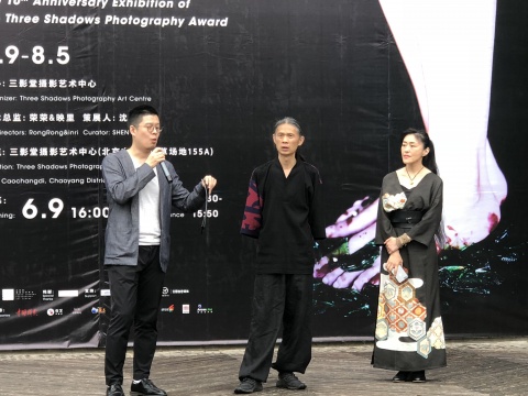 左起：三影堂摄影艺术中心策展人沈宸、负责人荣荣、映里