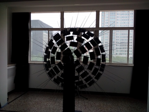 在外交公寓的阳台上，刘展放置了60台收音机接收信号