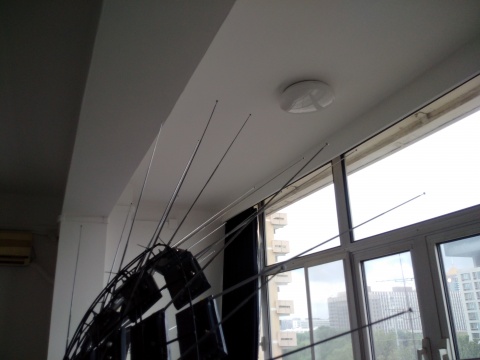 在外交公寓的阳台上，刘展放置了60台收音机接收信号