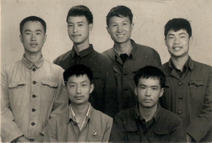 1978年，张晓刚（第一排右一）、叶永青（第二排左二）、毛旭辉（第二排左三）等人于昆明的合影。
