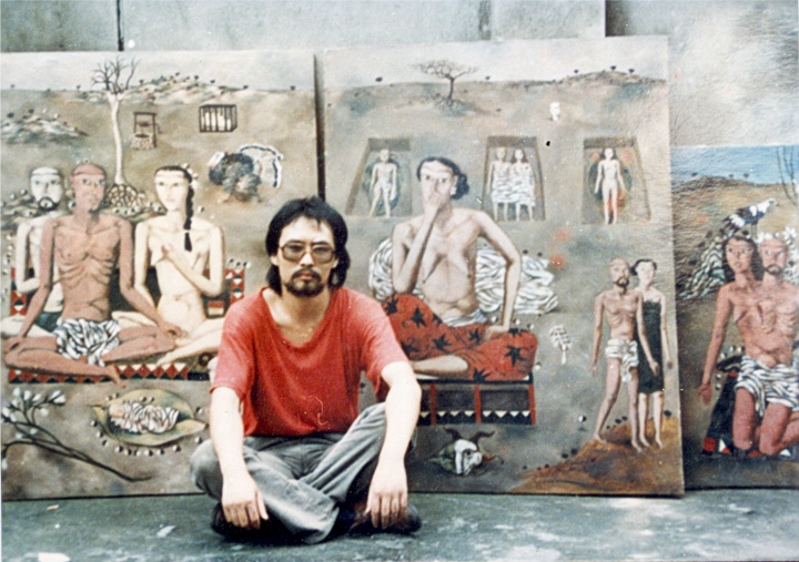 1988年，张晓刚于成都，背景是是刚刚创作完成的三联布面油画《生生息息之爱》
