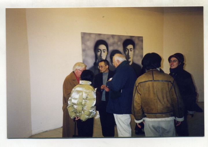 1997年，张晓刚在央美画廊的首个个展，也是张晓刚在国内的首次个展
