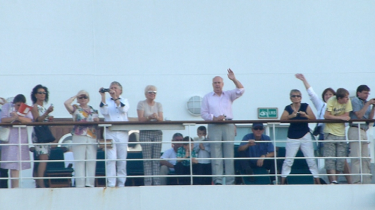 刘真辰  Zhenchen Liu 《别了 L’ Adieu 》影片时长：18分钟 2012  中国
勒梅特夫妇收藏

在泰坦尼克号横渡大西洋沉没后的第一百年，超级豪华邮轮“皇后玛丽2号”沿着当年的航线横渡大西洋。短片“别了”用一个长镜头记录了邮轮启航驶向夕阳，船上的人们向着大陆挥手告别，共同踏上一个不确定的旅程，影像配以改编了的莫扎特的绝笔之作“安魂曲”，以高度深刻性的视觉和音效表达了对生与死的思考，以及对生命意义的追问。
