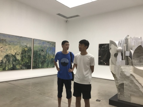 策展人戴卓群（右）、艺术家曾宏（左）
