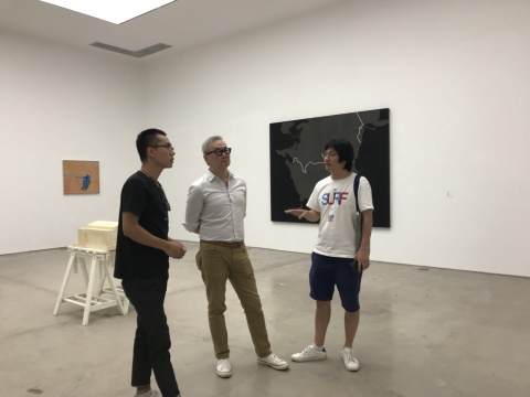 艺术家叶凌瀚（左）
