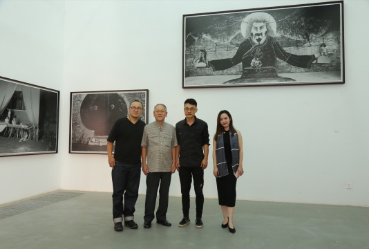 开幕现场合影，艺术家宗宁、马来西亚艺术博览会创办人拿督沈哲初、策展人段君、画廊负责人李琳