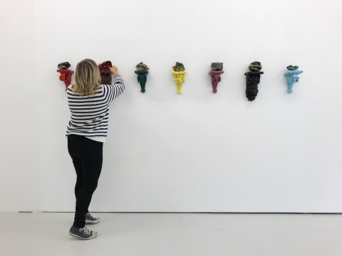 挪威艺术家海蒂·比约根在布展现场
