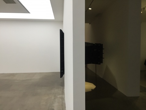 展览入口处的《指数号角NO.2》,音响穿透了墙壁,极具张力
展览入口处的《指数号角NO.2》,音响穿透了墙壁,极具张力