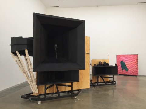 《指数号角》 305×400×320cm×2 声音装置、综合材料,剧院之声288b,515c,075 2018
《指数号角》 305×400×320cm×2 声音装置、综合材料,剧院之声288b,515c,075 2018