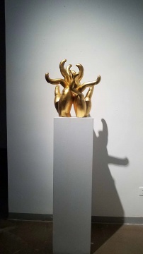 喻高《圣蔓》  60×50×50cm  铜、金箔、彩绘 2010  1/6   
