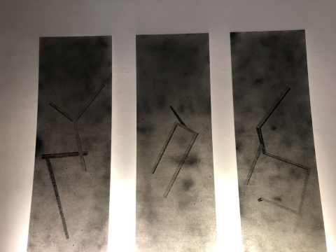 《分子之乱》 240×70×1cm×3 喷漆、石墨、宣纸、亚克力板、灯管

