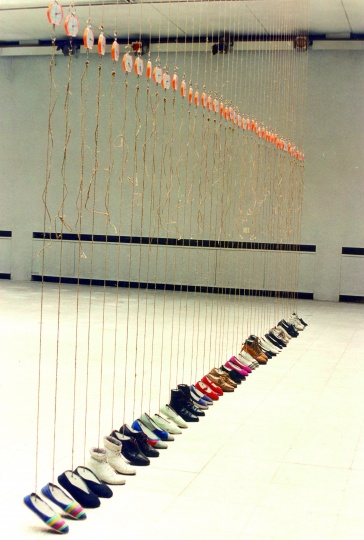 《水泥鞋》 装置 鞋、水泥、麻绳、称 1996（首都师范大学美术馆  ）
