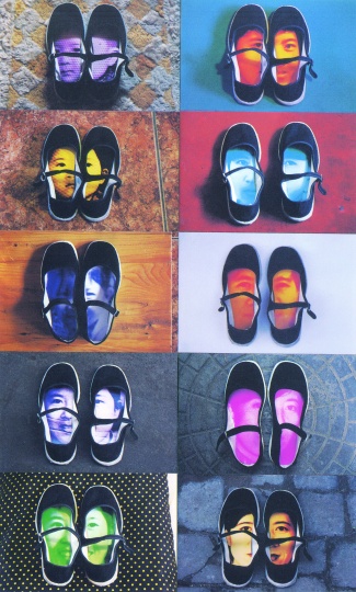 尹秀珍将自己成长的10个阶段的肖像放入鞋中的作品《尹秀珍》（1998）

