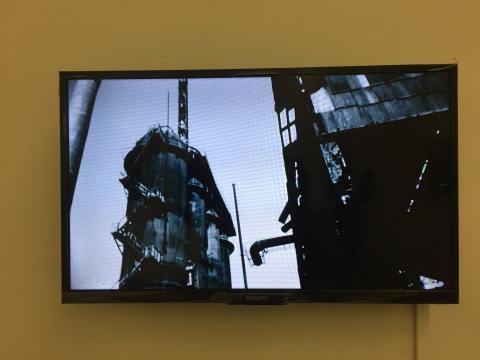 视频中的钢铁建筑，是工业时代的象征
