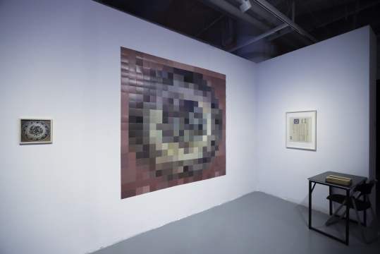 石玩玩《残片—明宣德青花松竹梅纹盘》 200x200cm 绘画(卡纸上丙烯)、行为、图像、录像( 作品实施过程由摄影和录像记录)2018
石玩玩《残片—明宣德青花松竹梅纹盘》 200x200cm 绘画(卡纸上丙烯)、行为、图像、录像( 作品实施过程由摄影和录像记录)2018