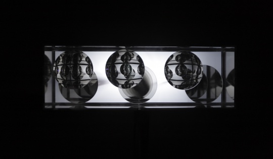 井村一登《wall-ordered》镜子,半镜,凸面镜子,LED 2018 井村一登《wall-ordered》镜子,半镜,凸面镜子,LED 2018