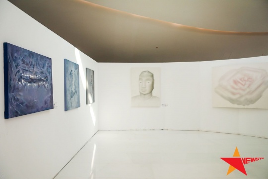 右侧两幅为三等奖获得者劳家辉绘画作品
