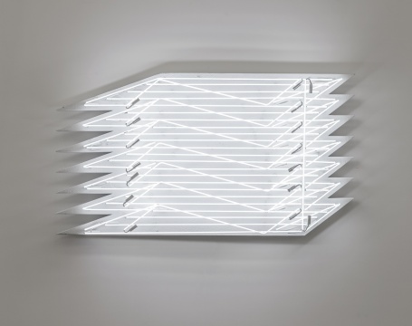 《照明1》，2018，白色霓虹灯管，铁皮，真石漆，87.5 x 161.9 x 18 cm
