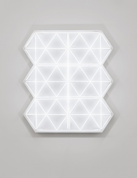 《照明5》，2018，白色霓虹灯管，铁皮，真石漆，128.1 x 115.3 x 18 cm
