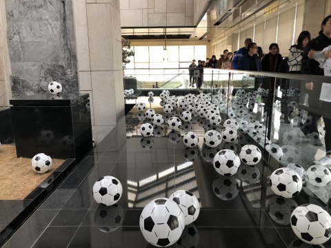 2000多个足球足球分布在万营艺术空间各个角落，开幕当人每日都可领走一只
