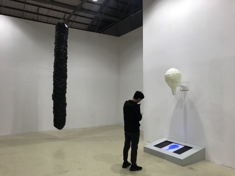 展览现场，右边为艺术家作品《时间的形状》3D翻模
