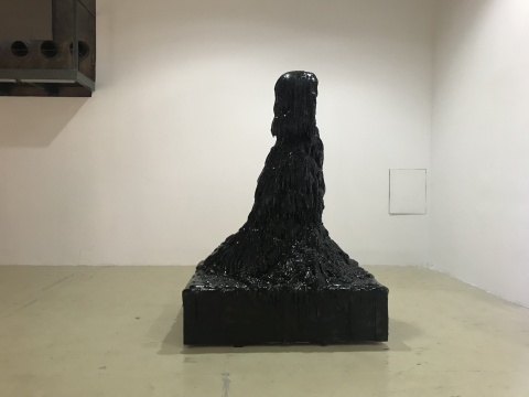 《黑珍珠》H260×146×180cm 聚氨酯（PU）2015
