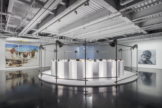 4号罐内“建立中”主要展厅之一，从左起分别为刘小东的《打卵儿》、张培力的《有半导体收音机和话筒喇叭的声音装置》、严培明的《未完成Patrick》；图片由油罐艺术中心提供
