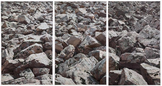 《石堆》 189×354cm 摄影绘画 2018 图片由艺术家和魔金石空间提供
