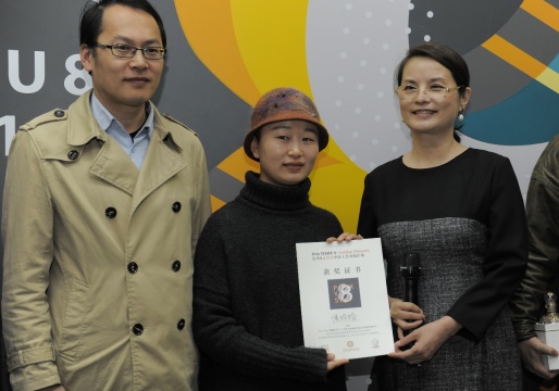 雷歌叶女士（右）和赵宾先生（左）为倪玲玲颁奖
