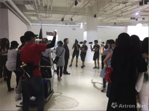 “劳家辉的自助庙宇”群展现场
“劳家辉的自助庙宇”群展现场