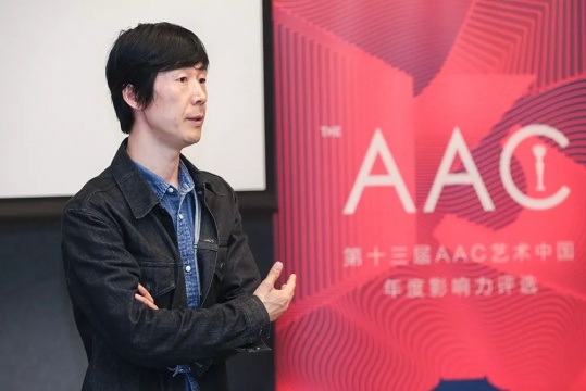 评委董冰峰在新闻发布会上谈“年度出版物”奖项
评委董冰峰在新闻发布会上谈“年度出版物”奖项