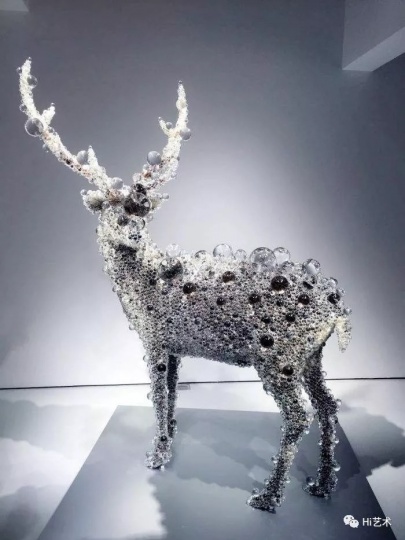 《PixCell-Deer#41》  205×155×70cm 树脂、动物标本、玻璃珠、不锈钢 2015

名和晃平使用玻璃珠、聚氨酯泡沫塑料、硅油以及大量不同技术和材料，以实现其原创概念 “棱镜”，并探索雕塑的潜能。他近期的项目将此种探索延伸至建筑和行为艺术，达成空间和艺术的融合呈现。
