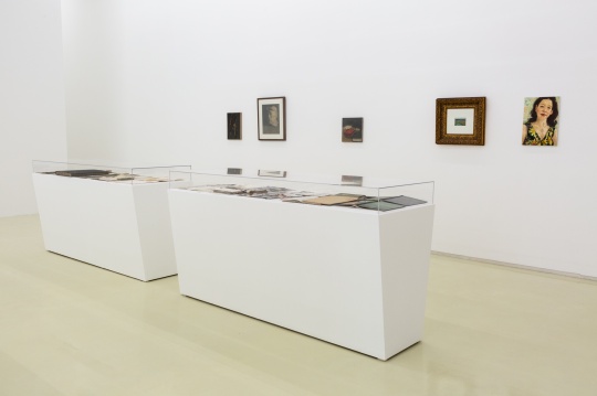 左边展柜展示了倪军1989年赴美之前的文献资料，右边展柜中则是赴美之后的生活、艺术记录。
