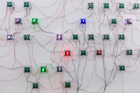 《生命（无器官的身体）》LED装置 2013，由里森画廊提供
